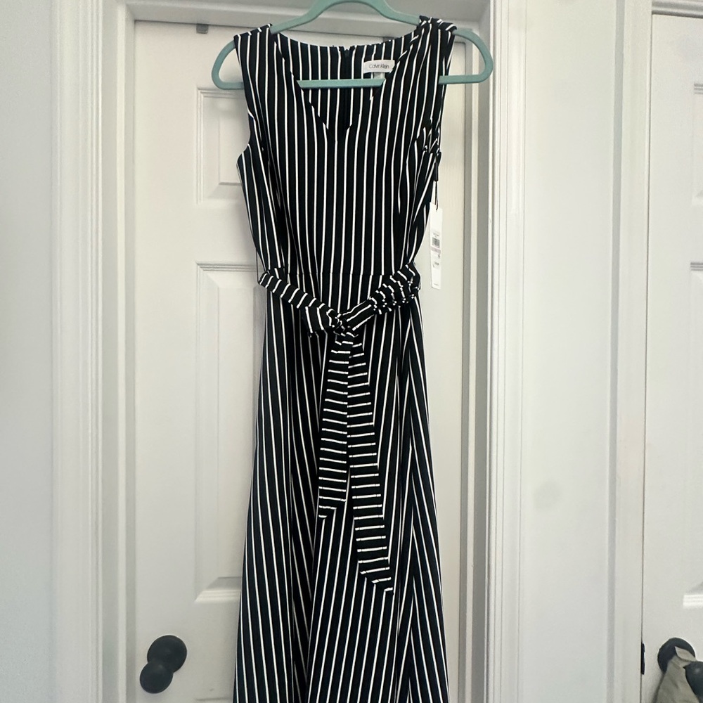 Calvin Klein Black and White Sundress with V-neck and Sleeveless Design
